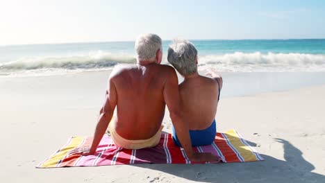 Altes-Ehepaar-Im-Ruhestand,-Das-Auf-Einem-Handtuch-Liegt