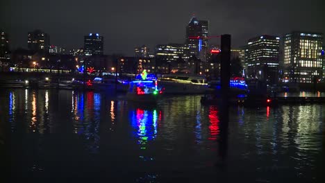 Barco-Saliendo-Del-Muelle-Cubierto-De-Luces-Navideñas