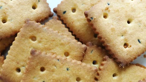 una pila de galletas triangulares