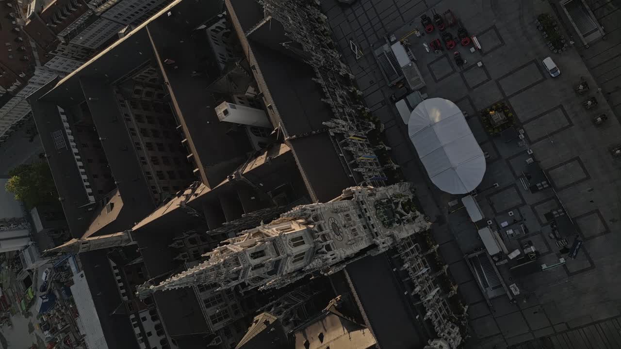 건물 타워의 인상적이고 웅장한 건축 디자인