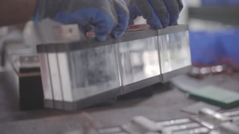 un hombre tomando la bandeja de la máquina y manteniéndola