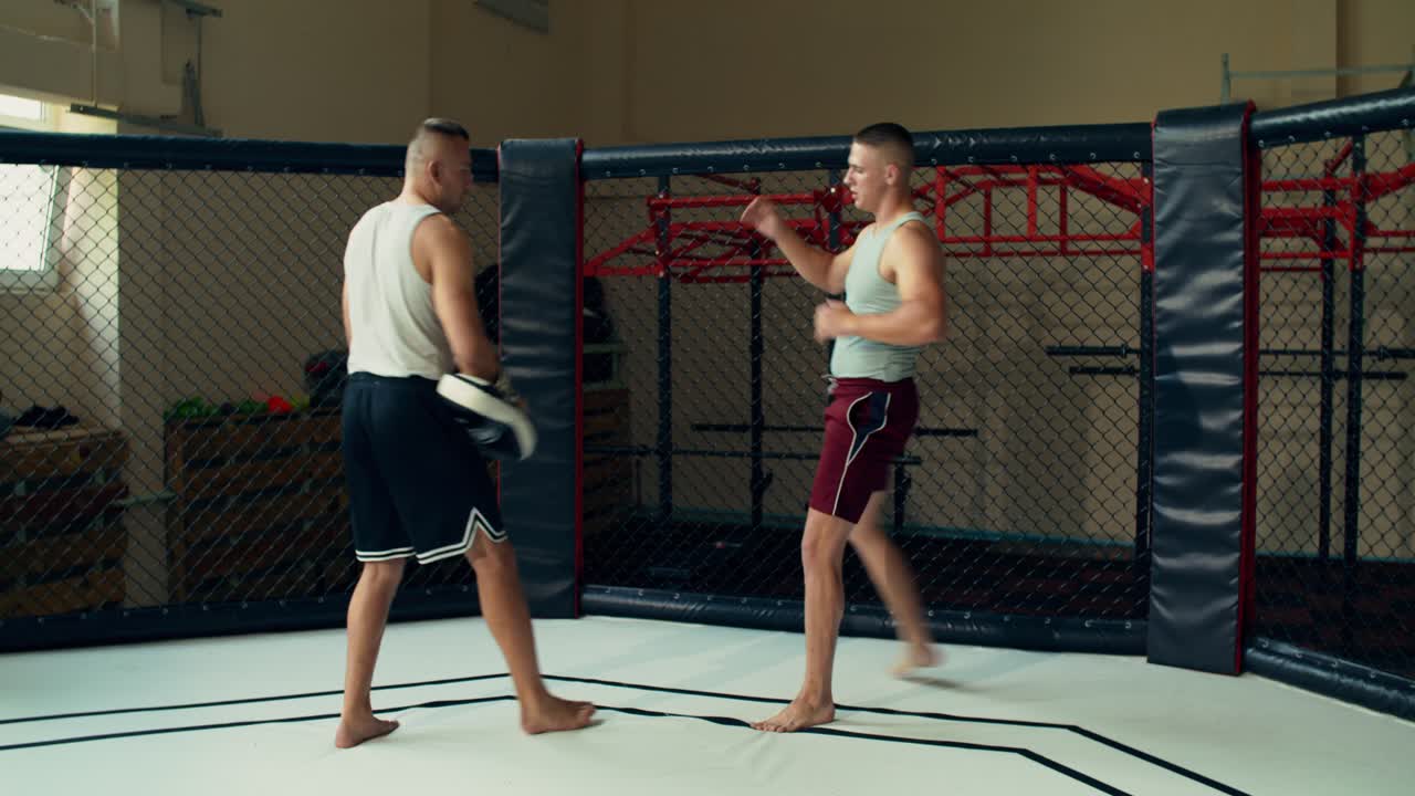Kampsportsparring i et bur