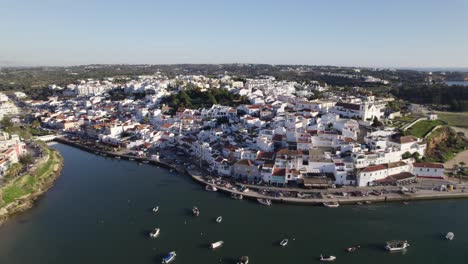 Luftaufnahme-Der-Mündung-Des-Dorfes-Ferragudo,-Küste-Der-Algarve,-Portugal