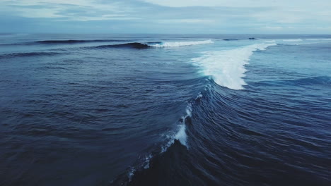 Drohne-Fidschi-Wilks-Pass-Wolke-Pause-Schwimmbäder-Brandung-Tonnenwellen-WSL-Surfer-Nadi-Luftaufnahme-Filmische-Pause-Brandung-Atemberaubender-Ozean-Bewölkter-Morgen-Schönes-Abenteuer-Rückenbewegung