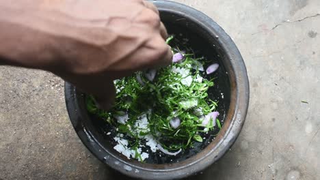 Hojas-Comestibles-Llamadas-Dregea-Volubilis-Como-Alimento-En-Una-Olla-De-Barro-En-Sri-Lanka