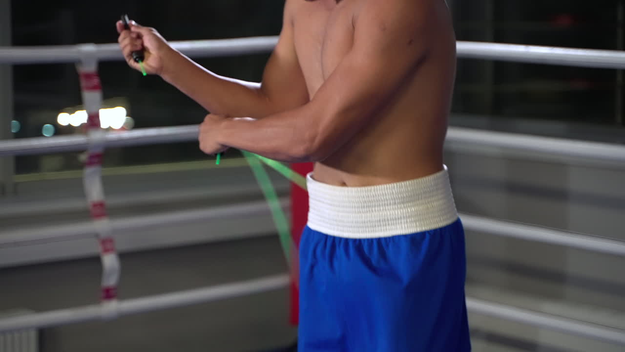 권투 링 에서 로프 를 뛰어넘는 사람