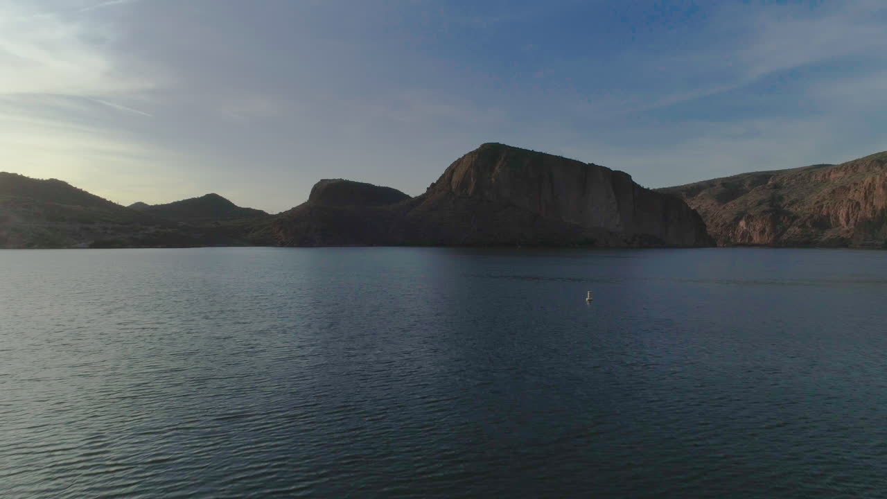 공중 - 산으로 둘러싸인 호수를 드러내기 위해 도크 위로 드론 줌