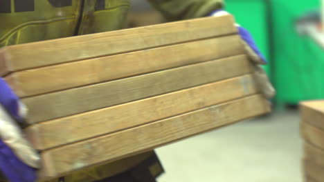 se mueve a mano con guantes de protección madera dura cortada con cnc de tamaño perfecto