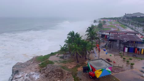 Hurricane-Beryl-splashing-big-waves-on-the-Caribbean-coast,-tropical-storm