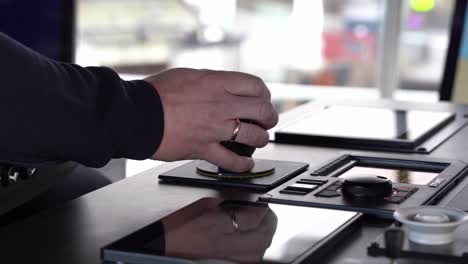 primer plano de la mano del capitán maniobrando el ferry al puerto