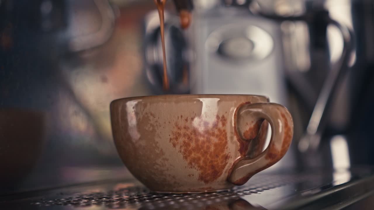 el espresso se vierte en una taza.