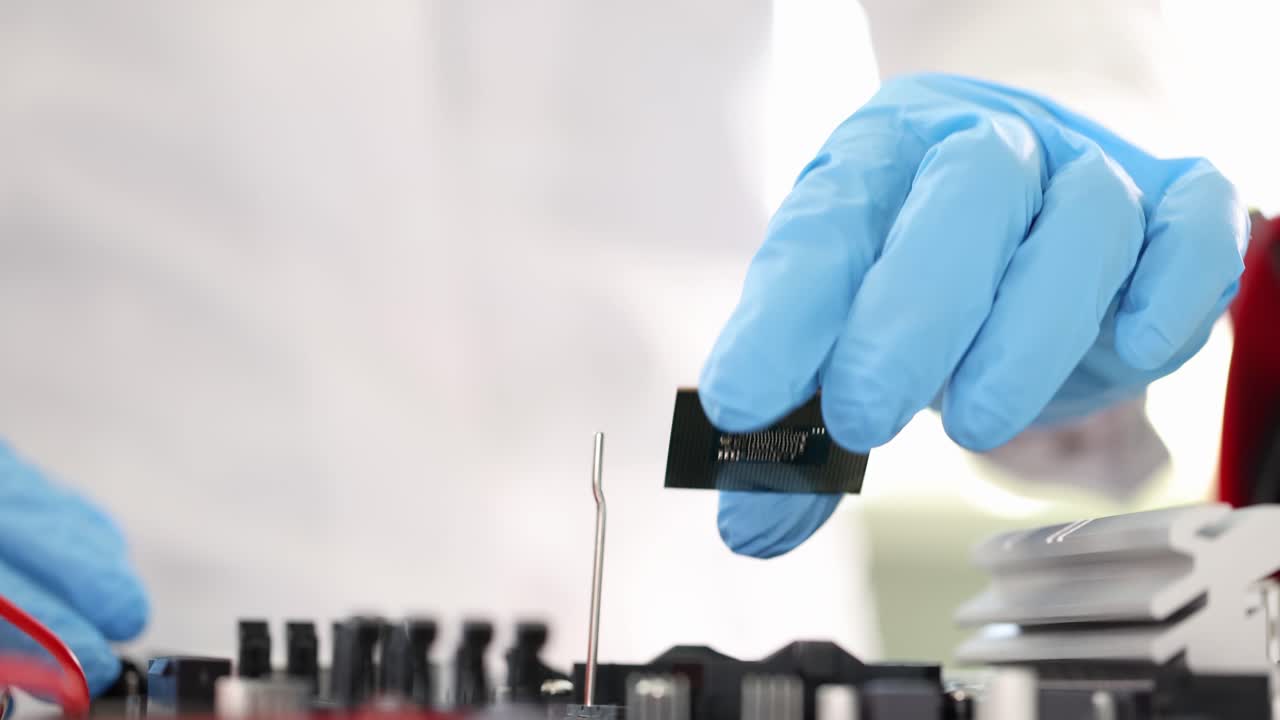 Riparatore specializzato che inserisce un processore CPU nella scheda madre, primo piano, filmato 4k slow motion