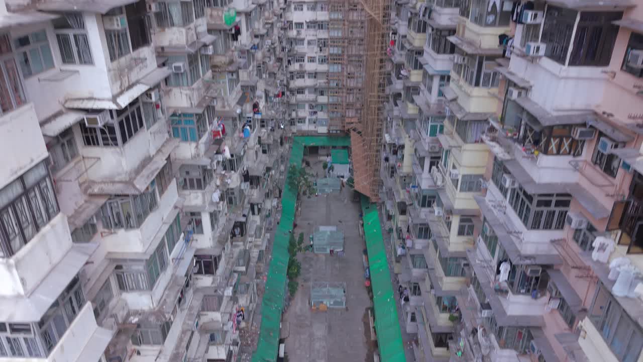 クォーリーベイにある香港の有名なモンスタービルを空撮。都市景観の中で、密集した住居ブロックと印象的な反復的なファサードが際立つ。(8)