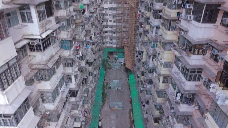 Vista aerea del famoso Monster Building di Hong Kong a Quarry Bay, che mostra i suoi densi blocchi residenziali e la sorprendente facciata ripetitiva nel paesaggio urbano (8).