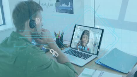 animación de iconos en línea y huellas dactilares sobre hombre caucásico usando auriculares de teléfono y portátil