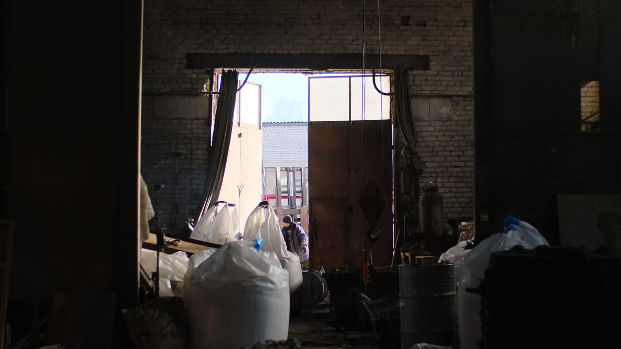 노동자와 함께 산업 창고 내부