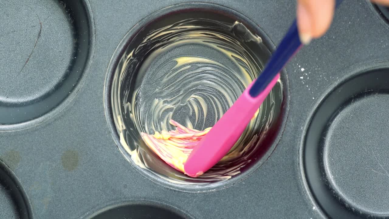 모형 에 버터 를 손 으로 는 여자