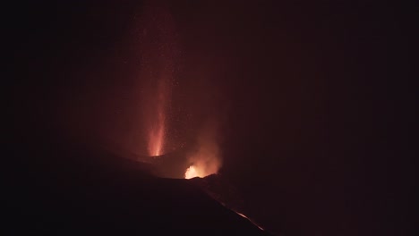 erupción del volcán cumbre vieja en la noche en la palma, islas canarias, españa