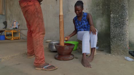 Paar-Bereitet-Traditionelles-Essensrezept-In-Einem-Ländlichen,-Abgelegenen-Dorf-In-Ghana-Zu