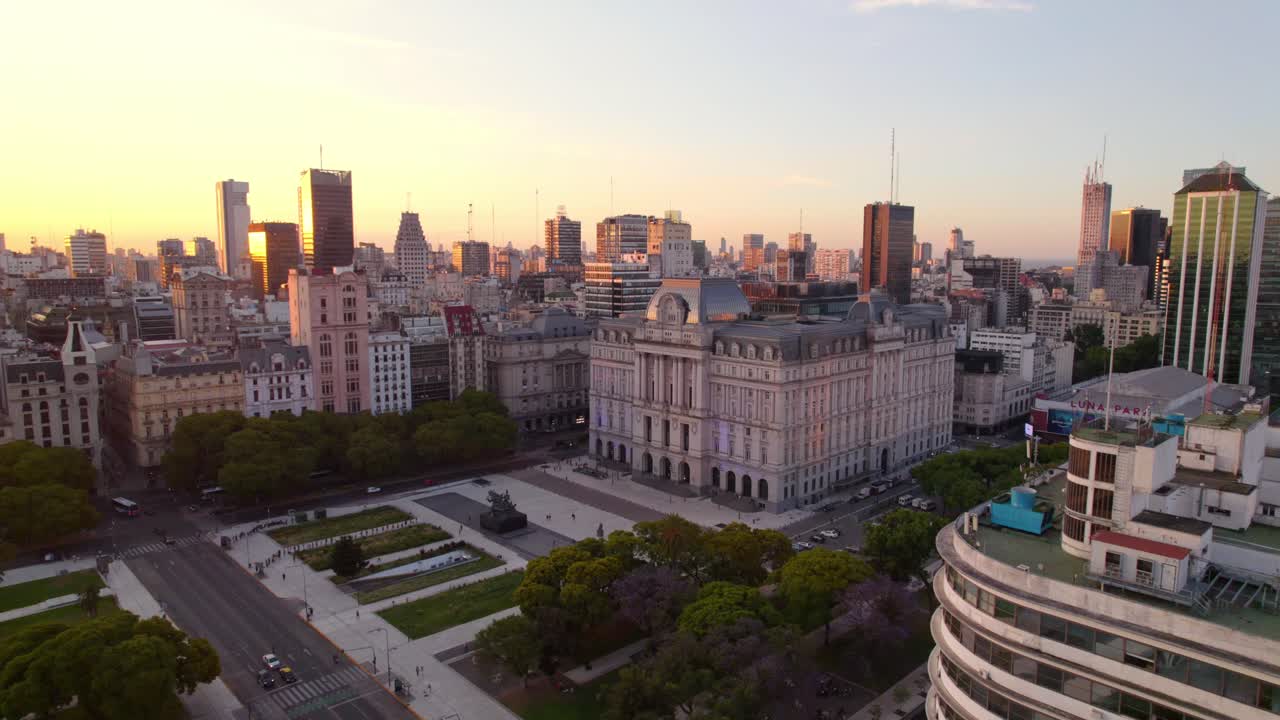 vista aerea dolly fuera de los edificios representativos de la ciudad, centro cultural kirchner, exposicion de arte en buenos aires, argentina