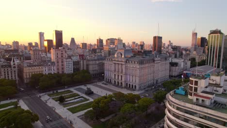 Vista-Aerea-Dolly-Fuera-De-Los-Edificios-Representativos-De-La-Ciudad,-Centro-Cultural-Kirchner,-Exposicion-De-Arte-En-Buenos-Aires,-Argentina