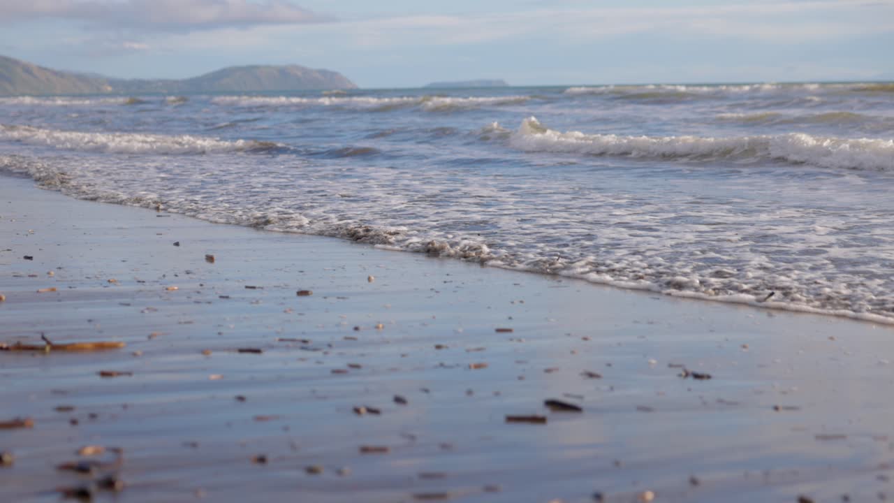 해변에 서 있는 동안 느린 속도로 찍은 비디오 클립