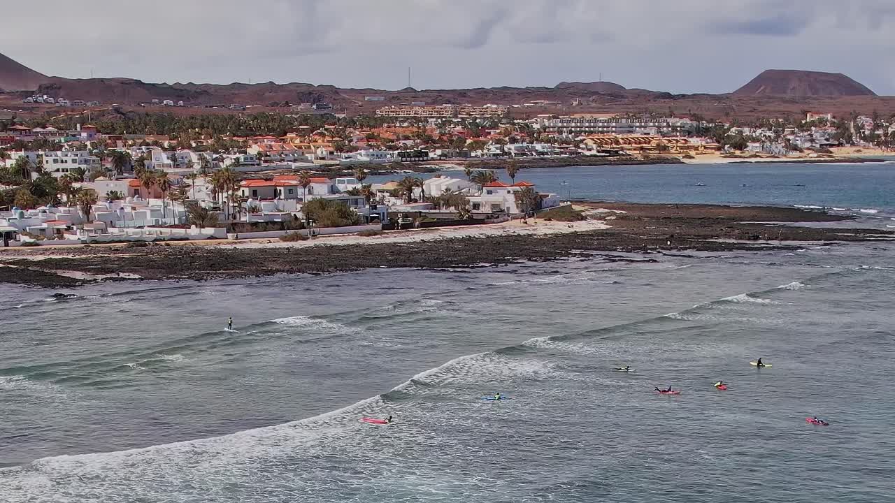 Surf e vista costiera nelle Isole Canarie, Spagna in una giornata di sole