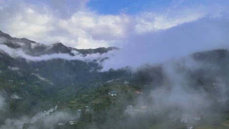 toma de drones de un valle nublado de sainj en himachal pradesh cerca de manali, kasol-14