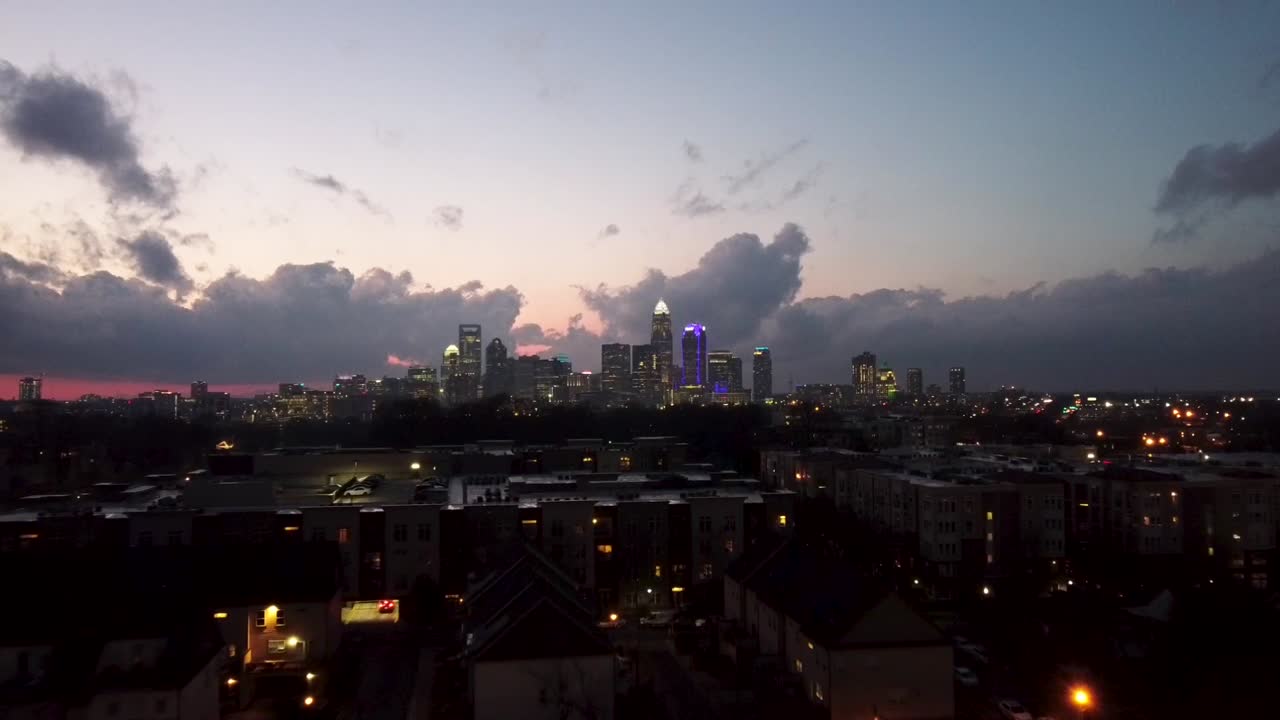 Solnedgang med utsikt over Charlotte skyline