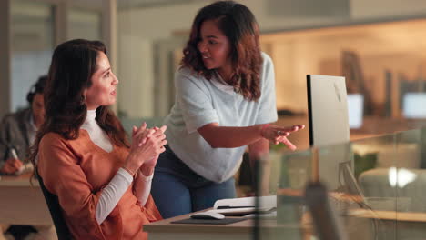dos mujeres colaborando en la oficina tarde en la noche