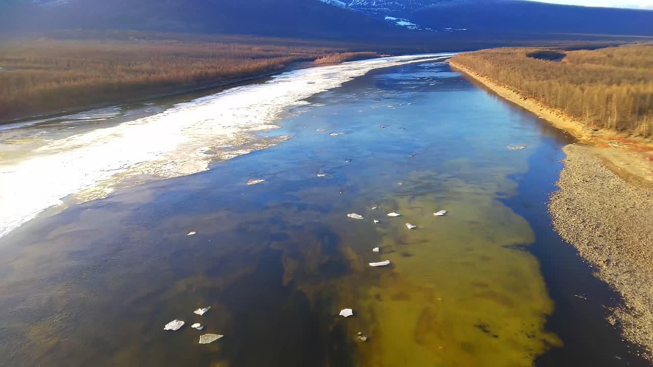 Forårsisdrift på en stor flod fra fugleperspektiv