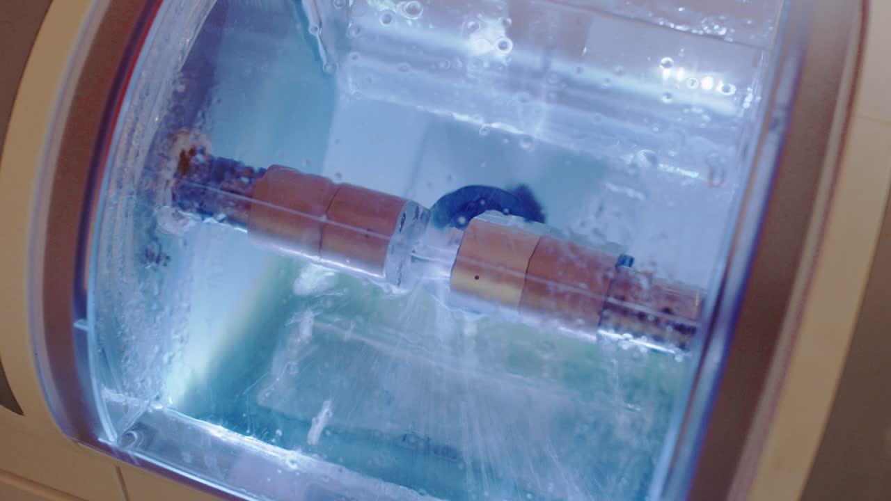 치과 진료에서 환자를 위해 응급 맞춤형 왕관 교체기를 기계로 만드는 것