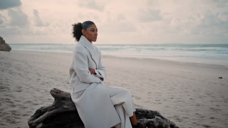 Mujer-Pensativa-Mirando-Las-Olas-Del-Océano-Descansando-En-La-Playa.-Mujer-Solitaria-De-Pelo-Negro-Piensa