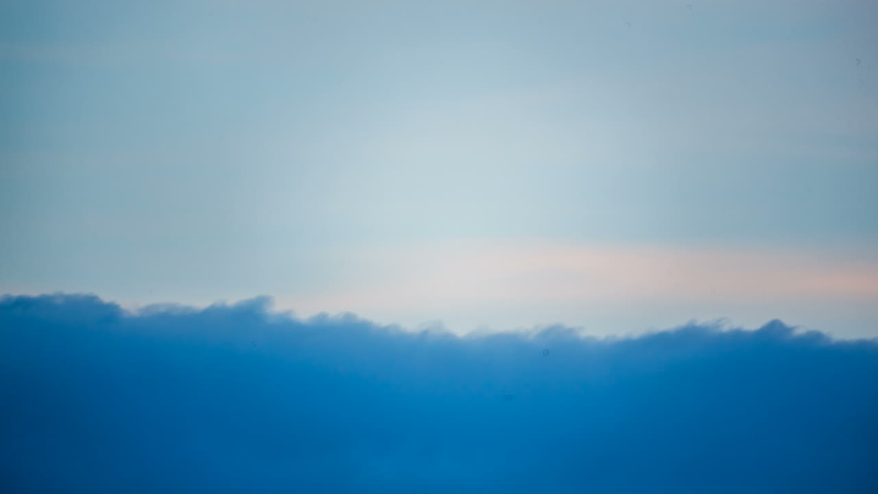 영국 본머스의 해변 근처 일몰 동안 흐린 하늘의 저속