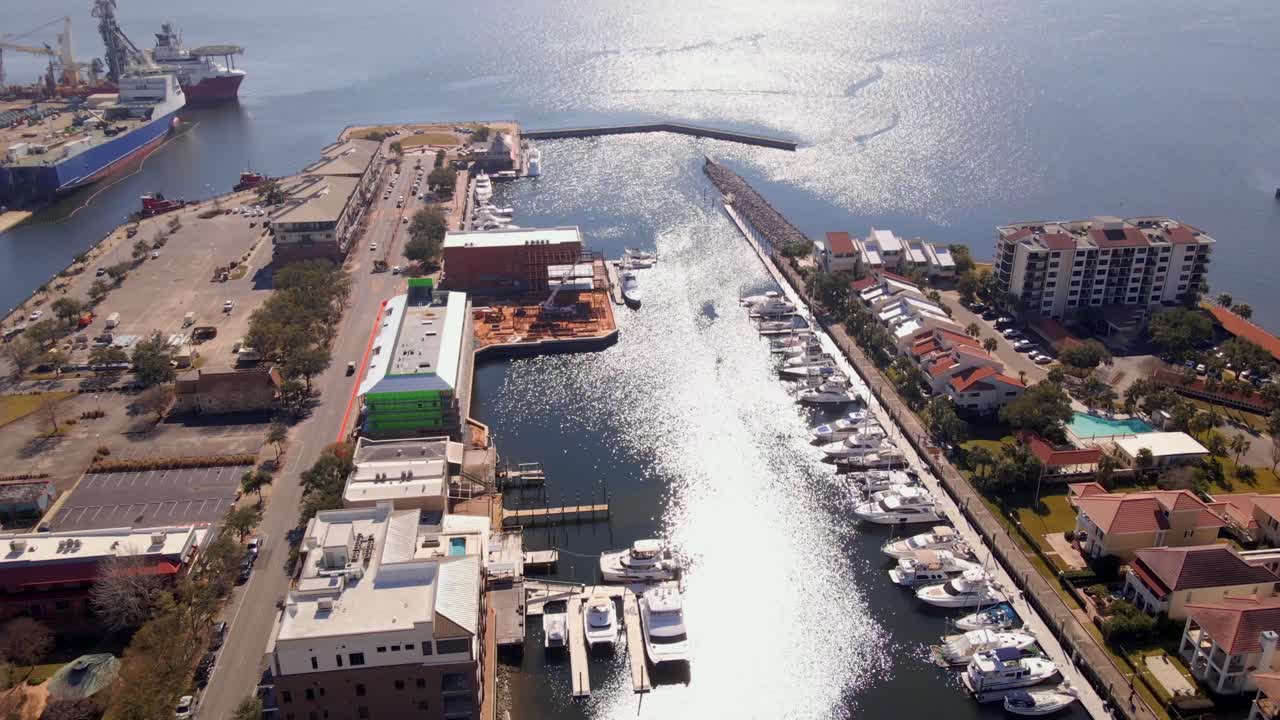 펜사콜라 플로리다에서 물이 반짝이는 부두의 보트