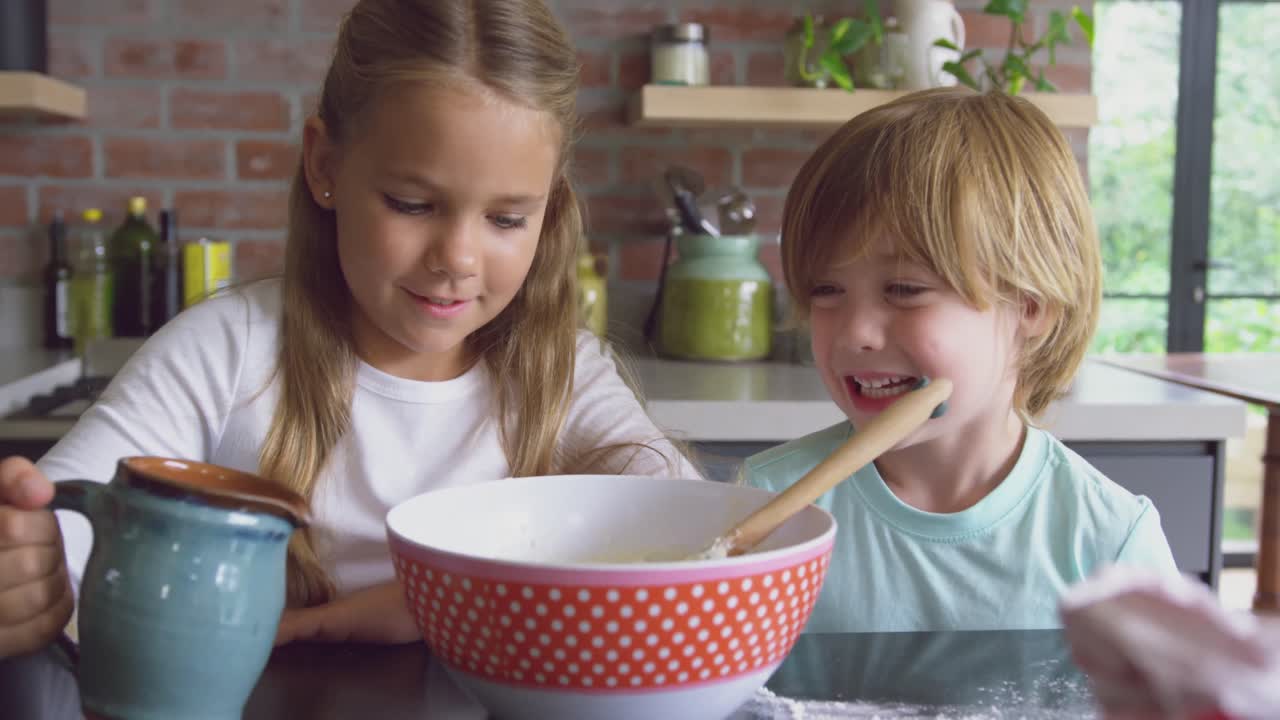 Fratelli preparano biscotti sul piano di lavoro in cucina in una casa accogliente 4k