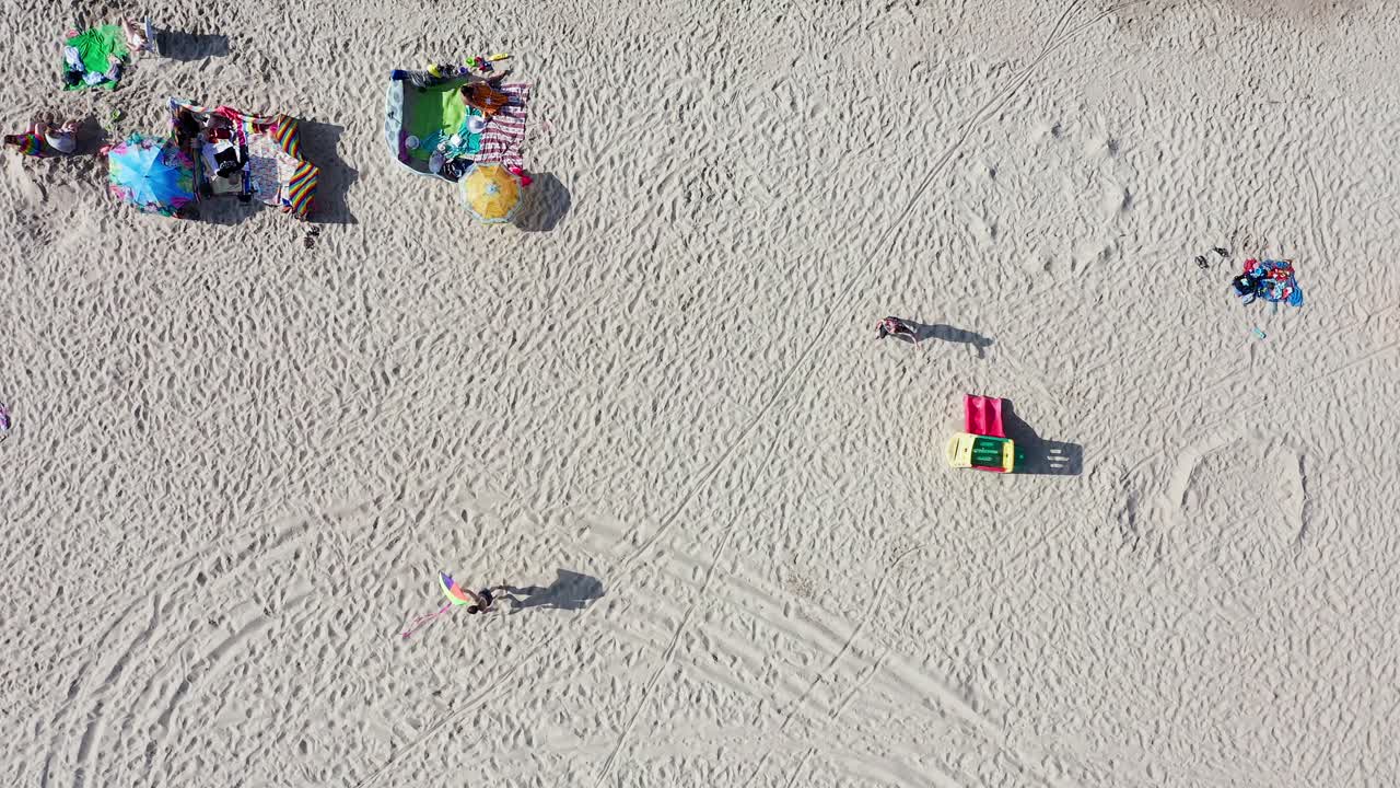 gente disfrutando del cálido sol en la playa de arena junto al mar báltico en verano