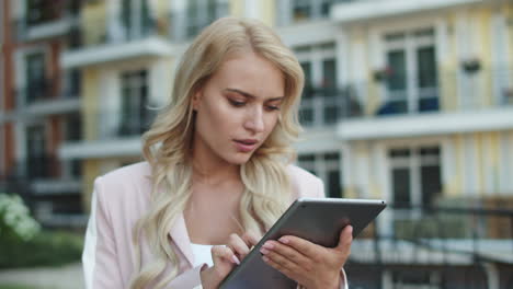 vrouw die een tablet gebruikt om buiten te werken