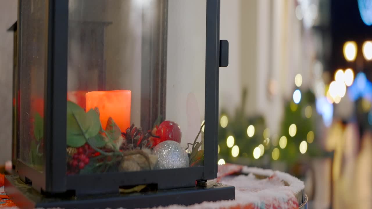 불 과 장식물 을 가진 크리스마스 등불