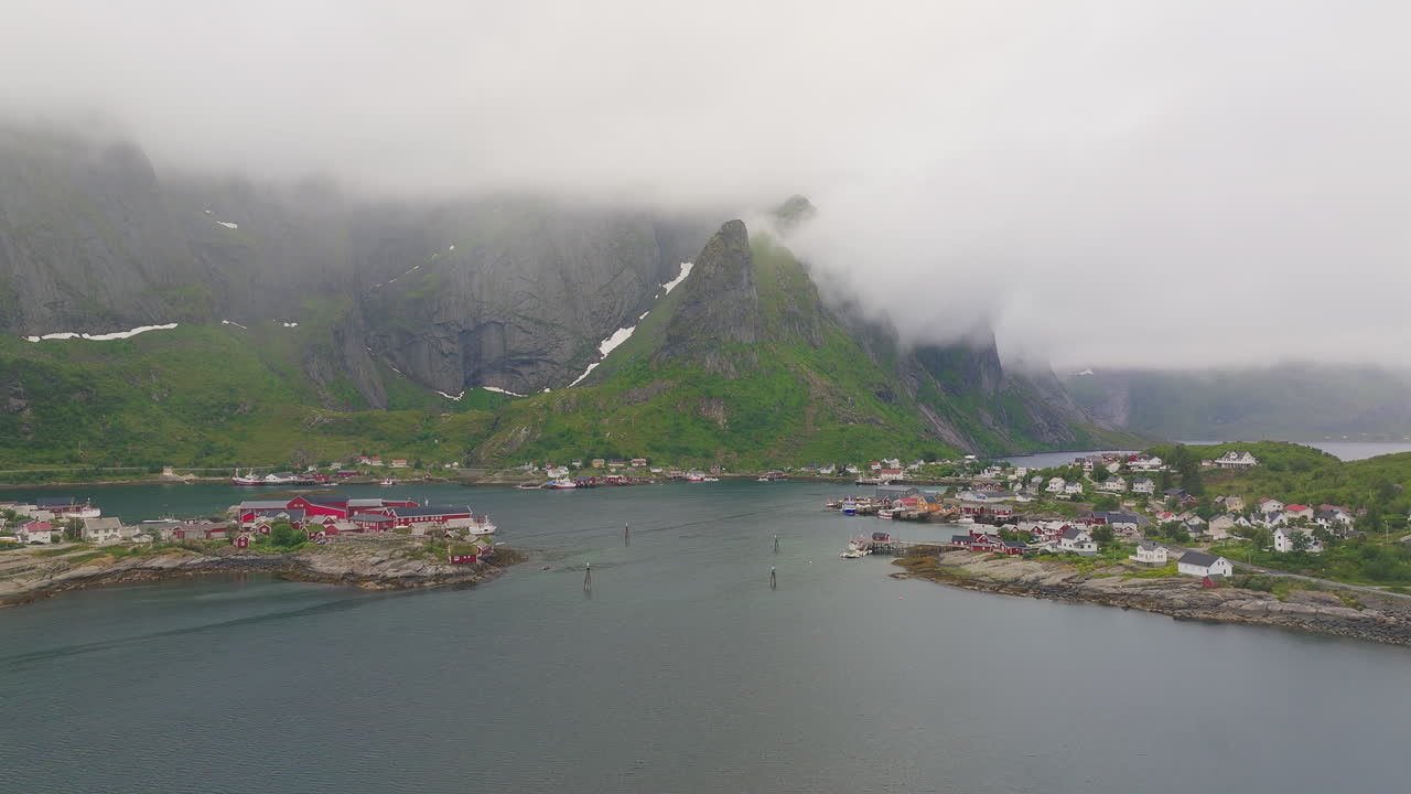 노르웨이 로포텐 섬 노르들란드 카운티의 그림 같은 어촌 마을 레이네