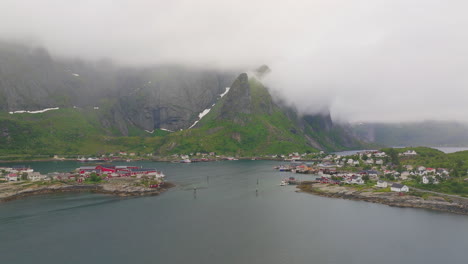 pintoresco pueblo pesquero de reine en el condado de nordland, isla de lofoten, noruega