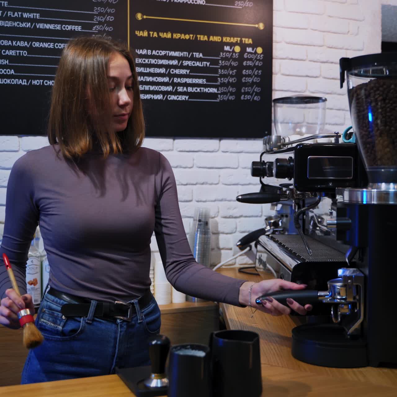 Barista professionista che prepara caffè