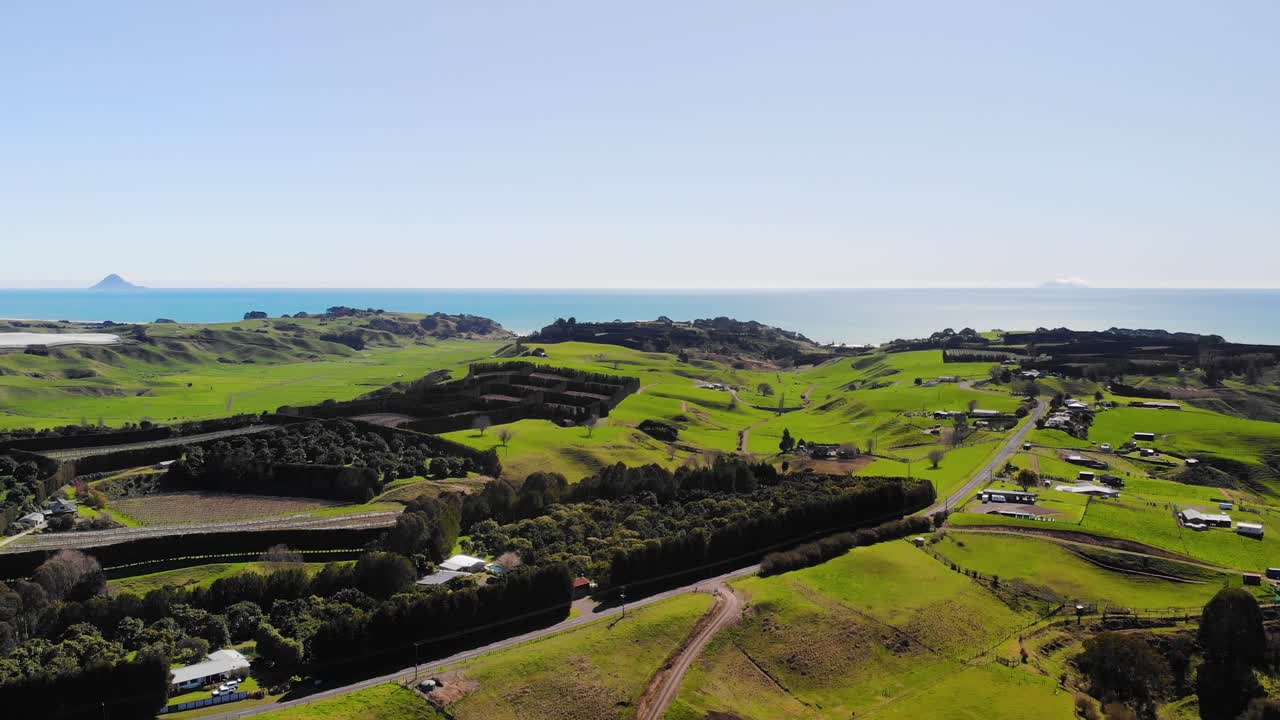 뉴질랜드의 북섬의 농업과 함께 해안 풍경에서  ⁇ 은 날