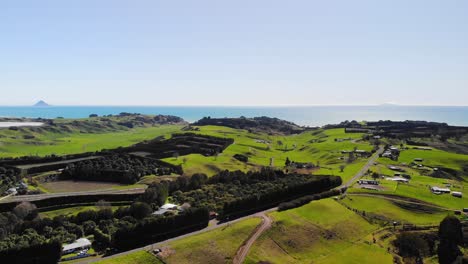 Sonniger-Tag-In-Der-Küstenlandschaft-Mit-Landwirtschaft-Der-Nordinsel-In-Neuseeland