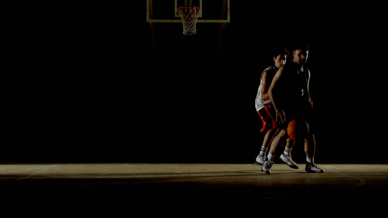 competidores jugando al baloncesto en la cancha 4k