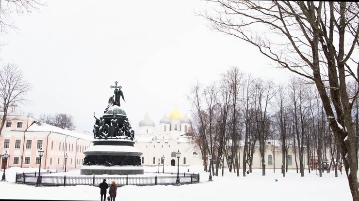 Scène hivernale dans une ville russe avec monument et église