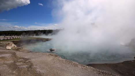 Impresionante-Vista-Panorámica-A-Través-De-Un-Enorme-Géiser-Geotérmico-Con-Una-Densa-Nube-De-Vapor-Que-Se-Eleva-En-El-Parque-Nacional-De-Yellowstone,-Wyoming,-Ee.uu.