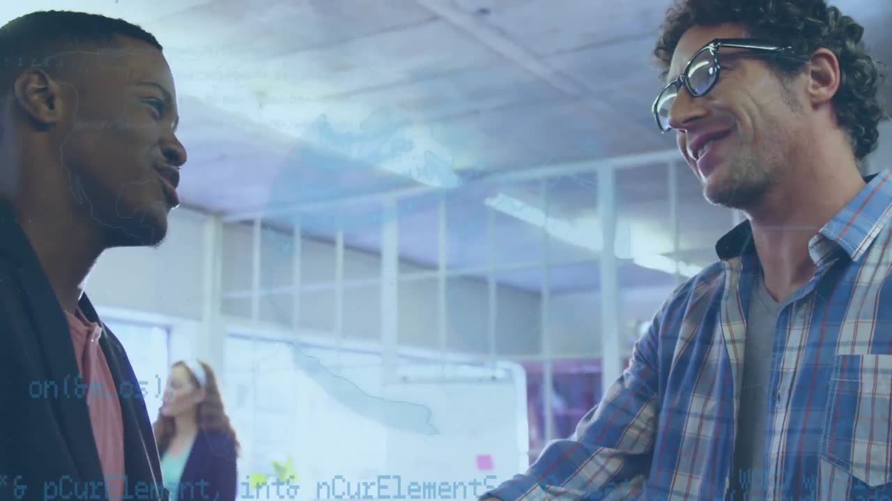 animación del procesamiento de datos sobre el apretón de manos de la gente de negocios