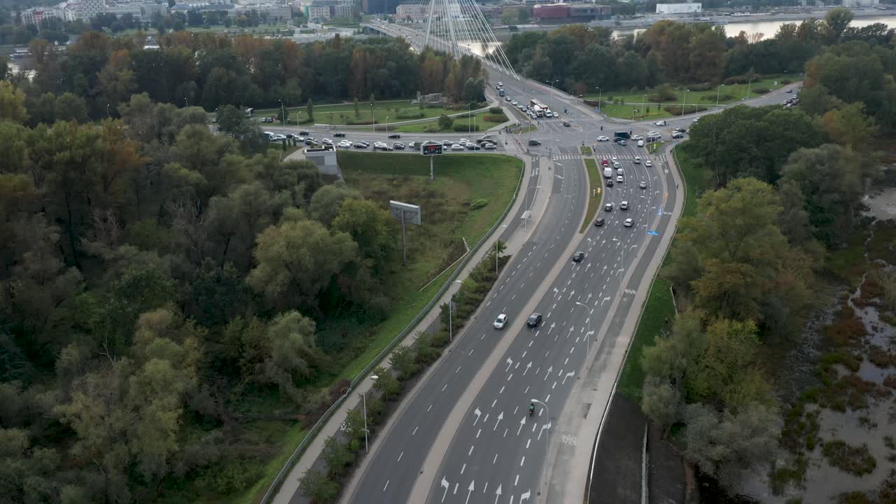 전경에 있는 바르샤바 스카이라인, świętokrzyski 다리 및 도로 교차로의 공중 드론 보기