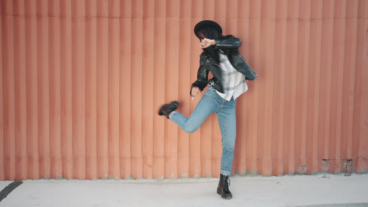 도시에서 춤추는 세련된 여성